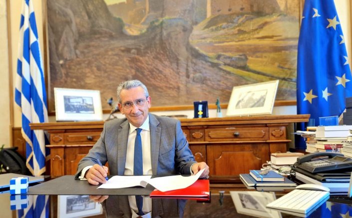 Aegean Islands: Ξεκινούν άμεσα οι καθαρισμοί ρεμάτων για την αντιπλημμυρική προστασία της Μήλου – Υπεγράφη η τριετής σύμβαση με τον ανάδοχο