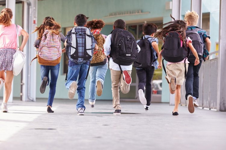 Can School Bags Cause Scoliosis? Πόσο πιθανό είναι να προκαλέσει σκολίωση η σχολική τσάντα στους Μαθητές