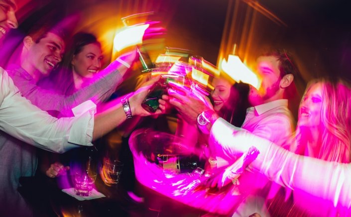 Drinking Among Young Adults: Αυξημένος ο κίνδυνος εγκεφαλικού για τους 20άρηδες και 30άρηδες που πίνουν αλκοόλ