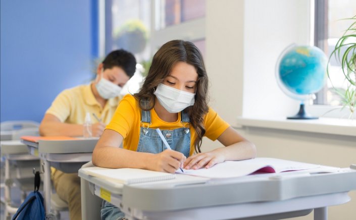 Return of the mask: Επιστροφή της μάσκας σε σχολεία και κλειστούς χώρους ζητούν οι παιδίατροι