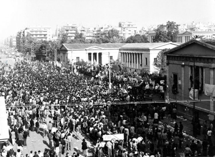 Polytechnic Uprising Anniversary:  Τα πρωτοσέλιδα τις ημέρες της εξέγερσης του Πολυτεχνείου.....