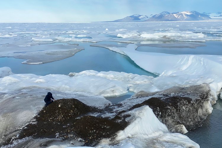 Climate Change: Τεράστια μάζα μικροβίων απελευθερώνεται από το λιώσιμο των παγετώνων, λόγω Κλιματικής κρίσης [Έρευνα]