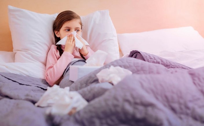 Influenza: Τι πρέπει να κάνω αν κολλήσω γρίπη και ποια συμπτώματα προκαλούν ανησυχία