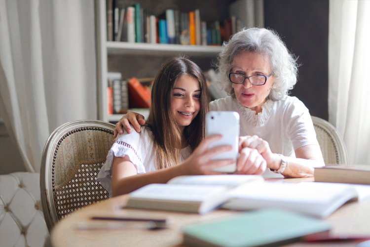 Digital Distraction: Έτσι θα “ξεκολλήσει” το παιδί σας από το κινητό!! 10 “χρυσές” συμβουλές για γονείς!!