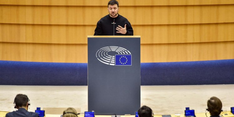 Zelensky in Brussels: O Ζελένσκι παρότρυνε τους Ευρωπαίους ηγέτες να επιταχύνουν τις παραδόσεις όπλων στη χώρα του