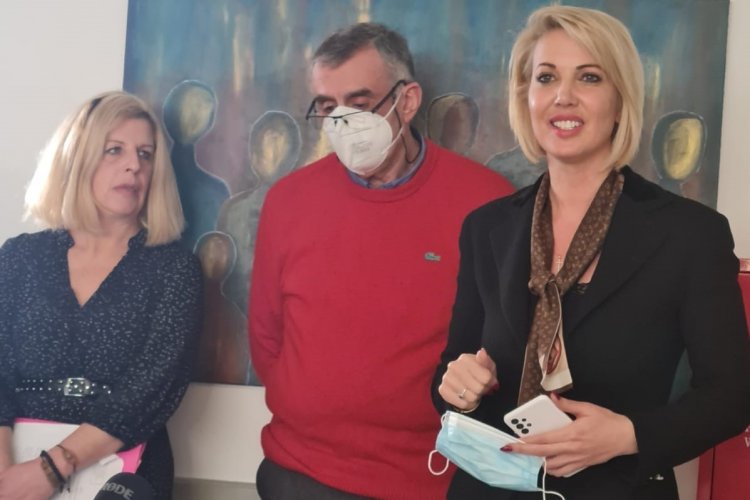ND's MP Katerina Monogiou: Η Κατερίνα Μονογυιού στην κοπή της πρωτοχρονιάτικης πίτας του Γενικού Νοσοκομείου - Κέντρου Υγείας Νάξου [video]