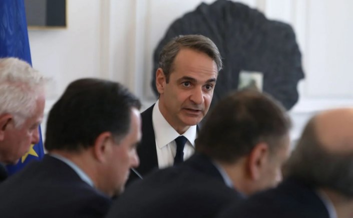 Gov't after train crash: Με 3+1 ανοιχτά μέτωπα η κυβέρνηση μετά τα Τέμπη... Γιατί αποφασίστηκε μετάθεση των εκλογών