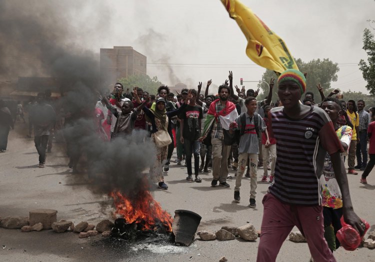 Sudan crisis: Θάνατος και τρόμος στο Σουδάν – Ποιοι είναι οι δύο αντίπαλοι πολέμαρχοι και ποιοι οι σύμμαχοί τους