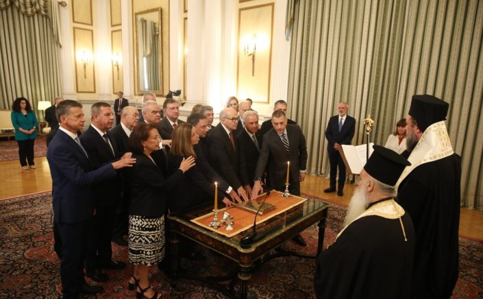 Caretaker government: Ορκίστηκε η υπηρεσιακή κυβέρνηση