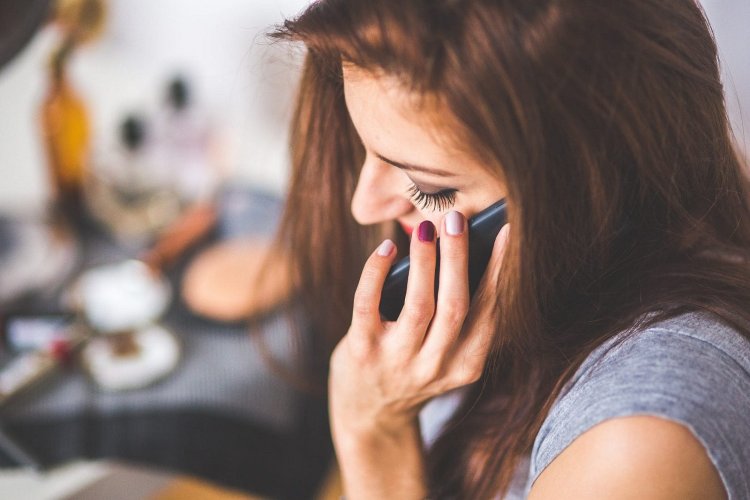 Long mobile phone calls: Με υπέρταση κινδυνεύουν όσοι μιλούν στο κινητό για πάνω από 30 λεπτά την εβδομάδα [Έρευνα]