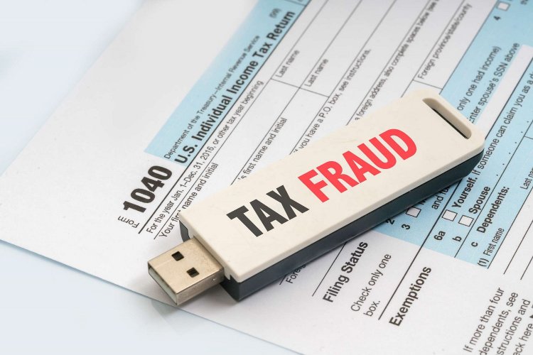 Tax Fraud: Καταθέσεις, εμβάσματα, μεγάλες περιουσίες και τεκμαρτές δαπάνες στο στόχαστρο της ΑΑΔΕ