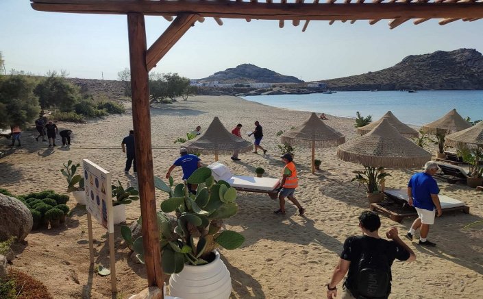 Mykonos arrests: Η «μάχη» της ξαπλώστρας συνεχίζεται!! "Τσουνάμι" Τσορμπατζάγλου σάρωσε παράνομες ξαπλώστρες στον Καλαφάτη Μυκόνου - Συνελήφθη ο ιδιοκτήτης ξενοδοχείου!!