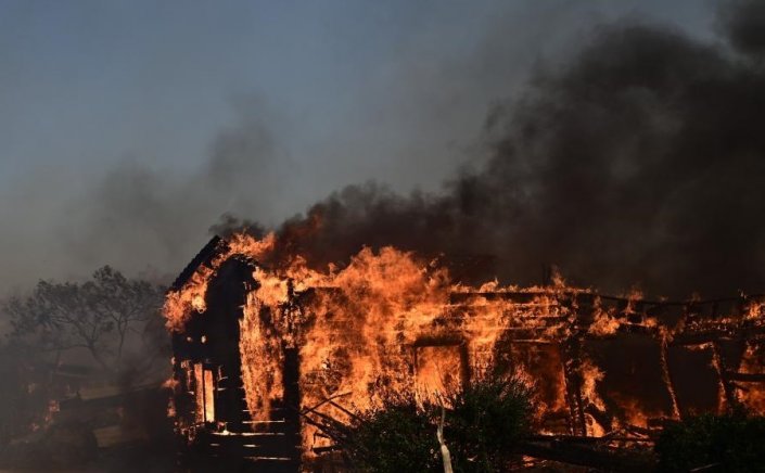 Wildfire in Kouvaras: Φωτιά στον Κουβαρά!! Οι φλόγες έφτασαν παραλία και ο καπνός στα Κύθηρα [Δορυφορικές εικόνες]