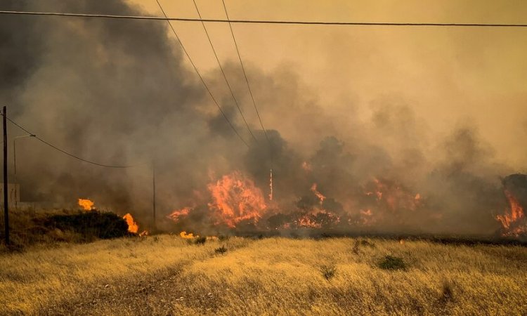 Rhodes wildfires: Μεγάλη αναζωπύρωση στο Βάτι στη Ρόδο - Όλες οι εξελίξεις