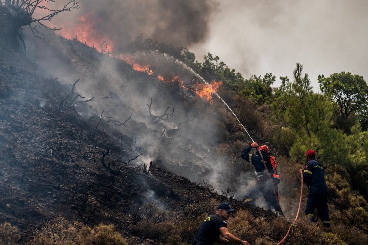 Wildfires in Greece: Δύο μέτωπα και μπαράζ εκκενώσεων στη Μαγνησία - Εφιάλτης αναζωπυρώσεων σε Ρόδο και Κάρυστο