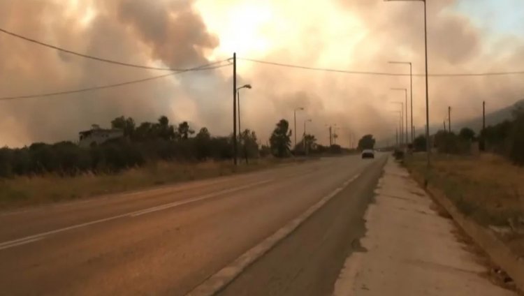 Wildfires in Magnesia: Εκτός ελέγχου η φωτιά στη Νέα Αγχίαλο - Εκρήξεις σε αποθήκη πυρομαχικών της Πολεμικής Αεροπορίας 