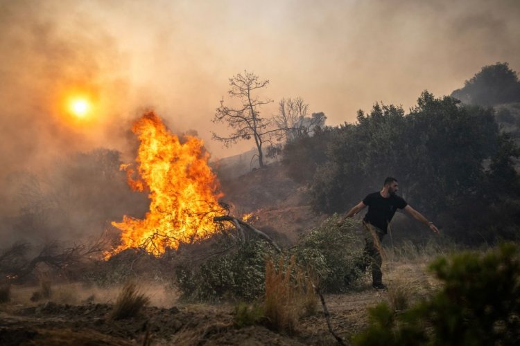 Greece’s Wildfires Burn Natural CO2 Stores: Οι πυρκαγιές στην Ελλάδα καίνε τις φυσικές δεξαμενές CO2 της χώρας [Bloomberg] 