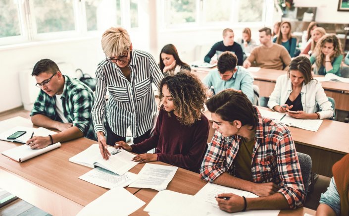 Education in lyceum: «Οι μισοί απόφοιτοι Λυκείου έπρεπε να μην είχαν αποφοιτήσει - Οι ανεπαρκείς καθηγητές να απομακρυνθούν»