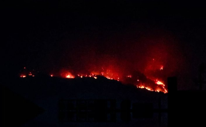 Wildfire in  Parnitha: Δραματικές ώρες με τη φωτιά στην Πάρνηθα να καίει στον Εθνικό Δρυμό - Στις φλόγες σπίτια, νέες εκκενώσεις οικισμών