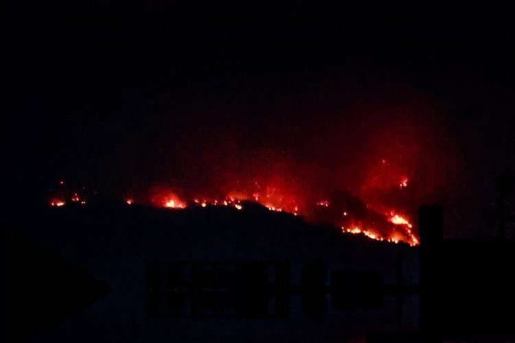 Wildfire in  Parnitha: Δραματικές ώρες με τη φωτιά στην Πάρνηθα να καίει στον Εθνικό Δρυμό - Στις φλόγες σπίτια, νέες εκκενώσεις οικισμών