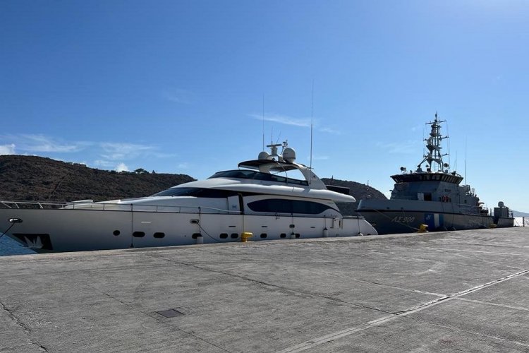 Mykonos: Διακίνηση 51 παράνομων μεταναστών με πολυτελή θαλαμηγό, στην Αγία Άννα Καλαφάτη Μυκόνου & σύλληψη των 3 διακινητών τους στην Πάτμο [Video]