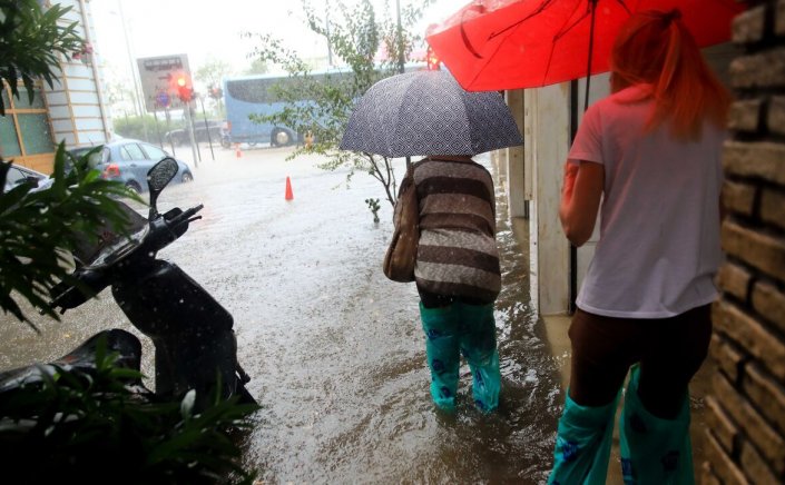 Daniel storm: Μήνυμα του 112 στην Αττική - «Περιορίστε τις μετακινήσεις»