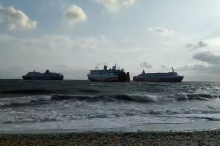 Ferry routes: 1.125 επιβάτες ταλαιπωρούνται από το πρωί στη Ραφήνα - Μπλέχτηκαν οι άγκυρες  [Video]