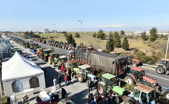 Farmers protest: Αποφάσισαν οι αγρότες!! Σκληραίνουν τη στάση τους, κατεβαίνουν την Τρίτη, με τα τρακτέρ στην Αθήνα  - Κλείνουν δρόμους, αποκλείουν λιμάνια & τελωνεία!!