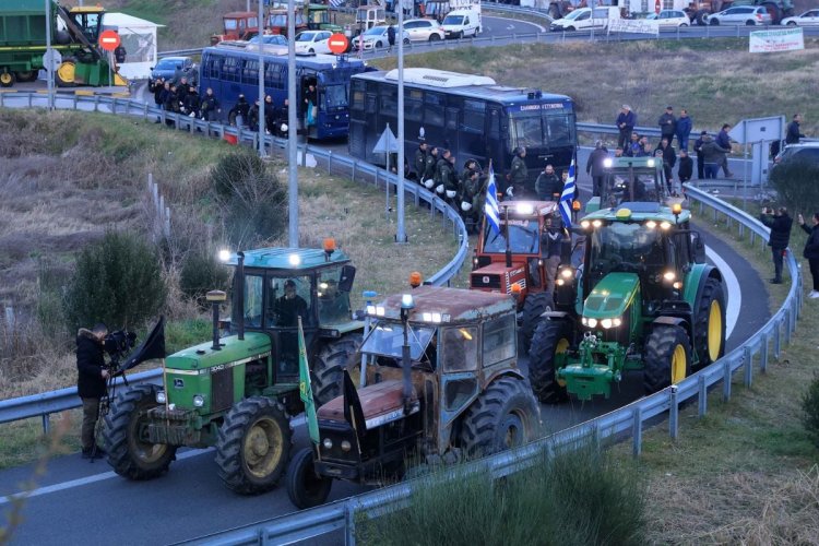 Farmers protest: «Φουλ» οι μηχανές για Αθήνα!! Στον δρόμο τα πρώτα τρακτέρ - Πώς απαντά η κυβέρνηση στους αγρότες