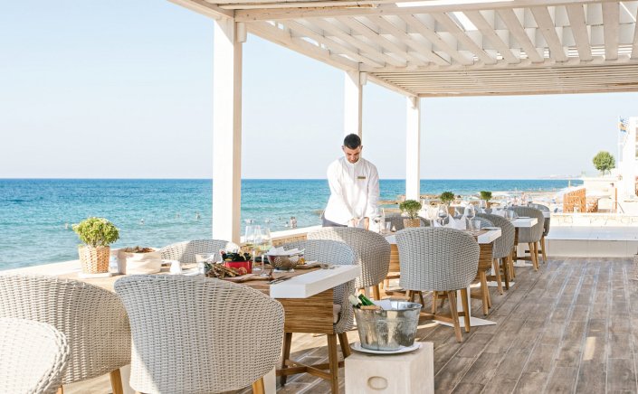 Hospitality Employment Contract: Κηρύχθηκε υποχρεωτική, και επίσημα, η Κλαδική Συλλογική Σύμβαση Εργασίας των Ξενοδοχοϋπαλλήλων [ΦΕΚ]
