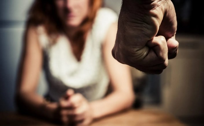 Domestic Violence: Αλλάζει το νομικό πλαίσιο για την ενδοοικογενειακή βία - Δίκες εξπρές και κακούργημα