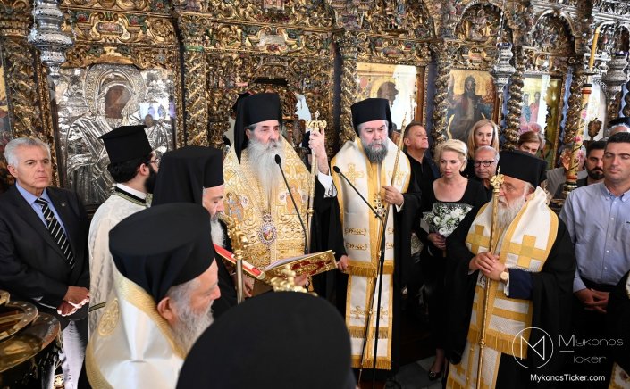 Σε ατμόσφαιρα βαθείας, κατ’ άνθρωπον, συγκινήσεως Ιεράρχες, Ιερός Κλήρος, οι τα πρώτα φέροντες της Μυκόνου, της Σύρου και της Τήνου και πιστοί από τα νησιά της Ιεράς Μητροπόλεως και εξ Αθηνών εξόδευσαν την Επισκοπομήτορα Αικατερίνη