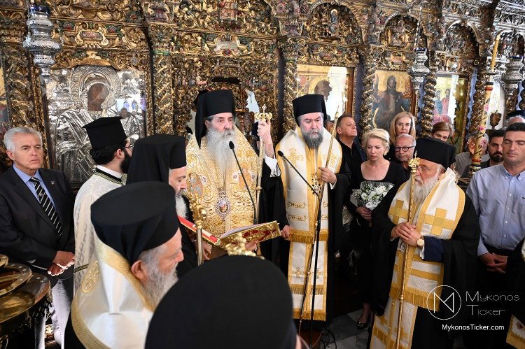 Σε ατμόσφαιρα βαθείας, κατ’ άνθρωπον, συγκινήσεως Ιεράρχες, Ιερός Κλήρος, οι τα πρώτα φέροντες της Μυκόνου, της Σύρου και της Τήνου και πιστοί από τα νησιά της Ιεράς Μητροπόλεως και εξ Αθηνών εξόδευσαν την Επισκοπομήτορα Αικατερίνη