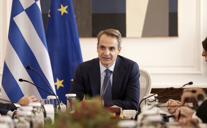 PM Mitsotakis: Όταν ο Κυριάκος επιστρατεύει ακόμη και τον Κωνσταντίνο Καραμανλή