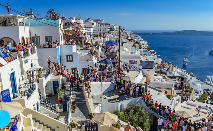 Tourist Crowds: Τα ελληνικά νησιά δεν μπορούν να κρατήσουν μακριά τα καταστροφικά τουριστικά πλήθη [Bloomberg]