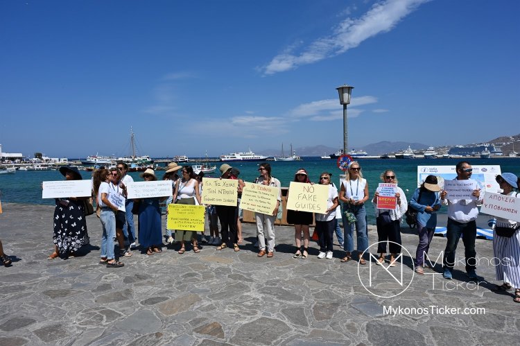 No fake Tourist guides: Συγκέντρωση διαμαρτυρίας των ξεναγών στην Μύκονο, ενάντια στο νομοσχέδιο που υποβαθμίζει το επάγγελμά τους [Εικόνες & Video]