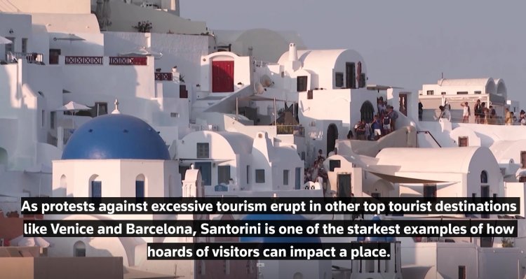 Santorini bursts with tourists: Η Σαντορίνη ξεχειλίζει από τουρίστες, ενώ οι ντόπιοι ζητούν να μπει ένα ανώτατο όριο [Reuters]