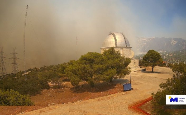 Fire in Northeast Attica: Οι φλόγες στο Εθνικό Αστεροσκοπείο Αθηνών στην Πεντέλη, απειλώντας σημαντικές εγκαταστάσεις, τεχνολογίες, κόπους και προσπάθειες ερευνητικές χρόνων