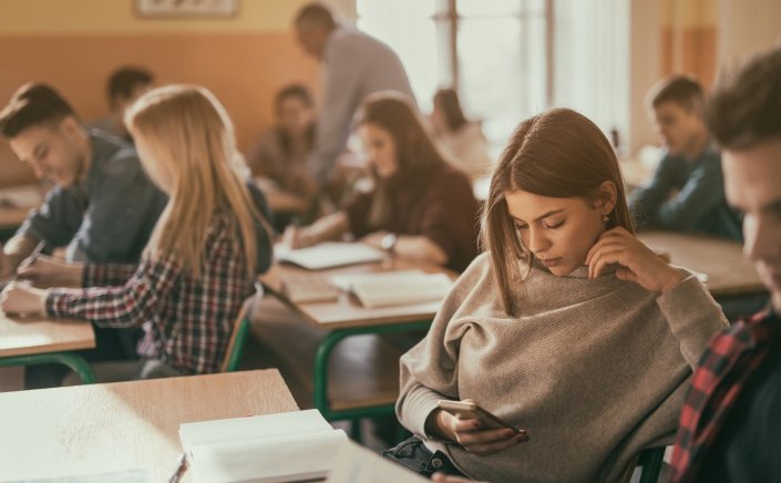 School Year 2024–2025: Τέλος τα κινητά τηλέφωνα στα σχολεία!!