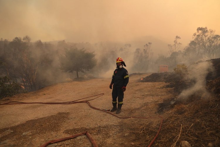 Fire in Northeast Attica: «Κόλαση» στην Αττική, τεράστιο πύρινο μέτωπο καίει τέσσερις περιοχές