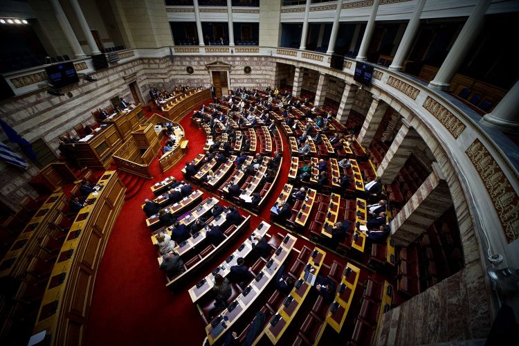 Political Development: Η κυβέρνηση χάνει, η αντιπολίτευση δεν κερδίζει