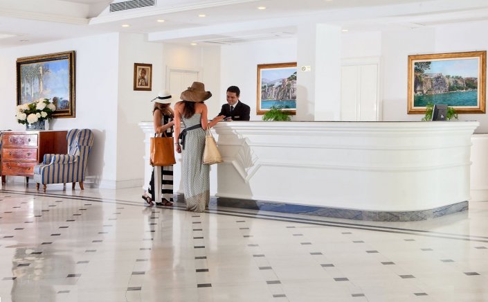 Hotel Chamber of Greece: Οι ξενοδόχοι κηρύσσουν τον «πόλεμο» στο Airbnb - «Μιλάμε για τη ζωή μας»