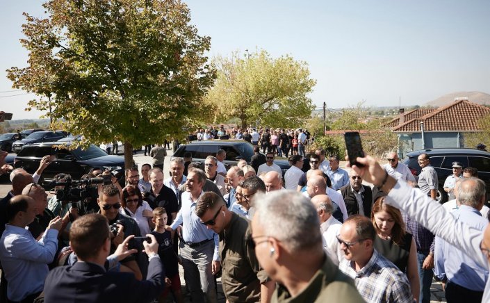 Maximos Mansion: Η κοινωνική δυσαρέσκεια αυξάνεται, το Μαξίμου βλέπει... success story