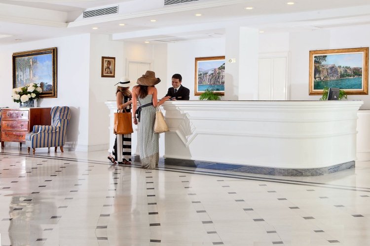 Hotel Chamber of Greece: Οι ξενοδόχοι κηρύσσουν τον «πόλεμο» στο Airbnb - «Μιλάμε για τη ζωή μας»