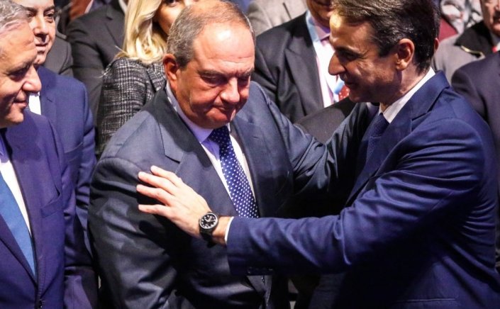 Past PM Karamanlis: Γιατί δεν πήγε ο Καραμανλής!! Ο Κυριάκος τον ήθελε ως... χειροκροτητή!!