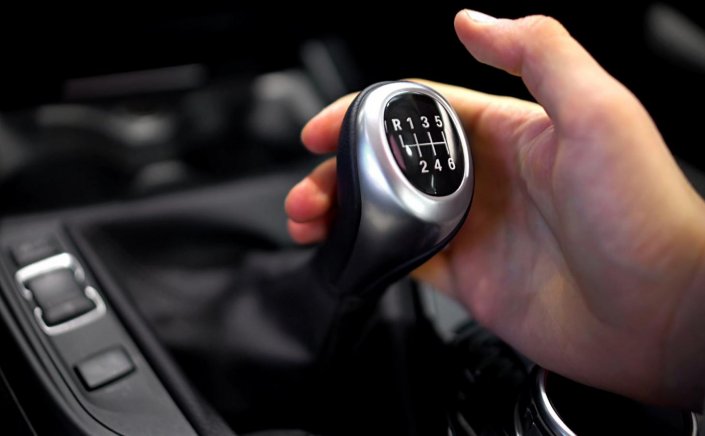 Manual Transmission: Τέλος για το χειροκίνητο κιβώτιο ταχυτήτων - Γιατί θα οδηγούμε αυτοκίνητα με μόνο δύο πεντάλ