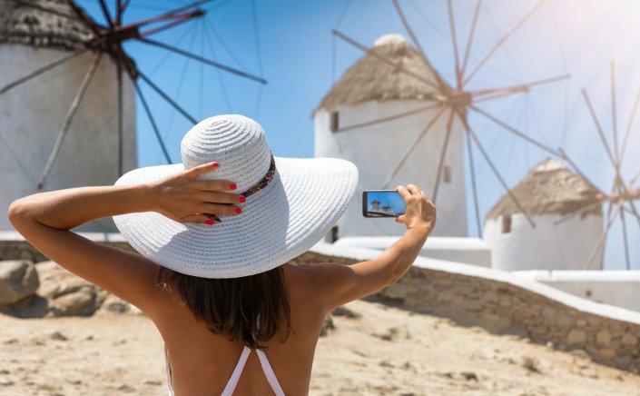 Overtourism: Πόσο φοβούνται οι Έλληνες τον Υπερτουρισμό