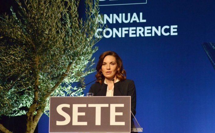 Tourism Min Kefalogianni-SETE: Προκλήσεις και κινήσεις για αναβάθμιση της τουριστικής εκπαίδευσης, εργασιακά, υποδομές και τιμές