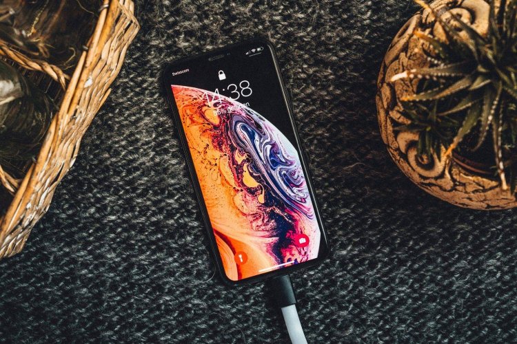 iPhone Chargers: Γιατί δεν πρέπει να μοιράζεστε ποτέ τους φορτιστές iPhone, σύμφωνα με διάσημο χάκερ