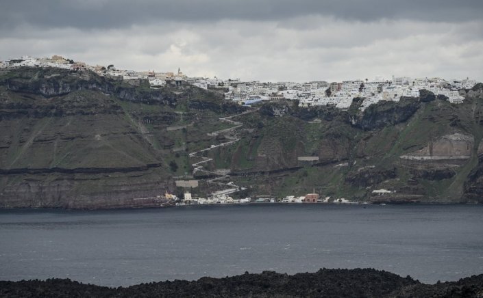 Santorini earthquakes - Παπαζάχος: Στα ίδια επίπεδα η σεισμική δραστηριότητα στην περιοχή της Ανύδρου - Κλειστά τα σχολεία ως την Παρασκευή